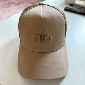 Alo Yoga Hat | District Trucker Hat in Gravel Beige